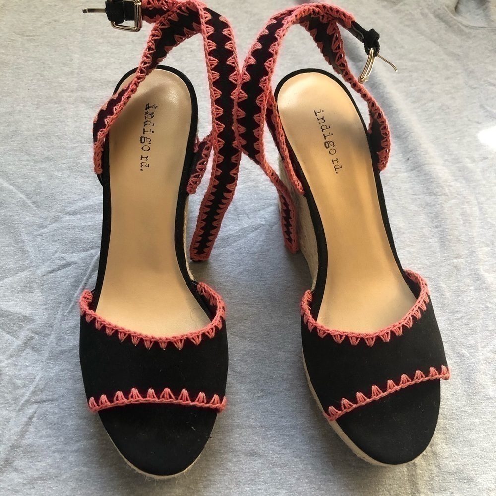 NWOT Indigo Rd. Black & Pink Stitch Jute Wedges